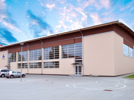 Sala sportowa (z biblioteką i łącznikiem) oraz parking w Kiełpinie